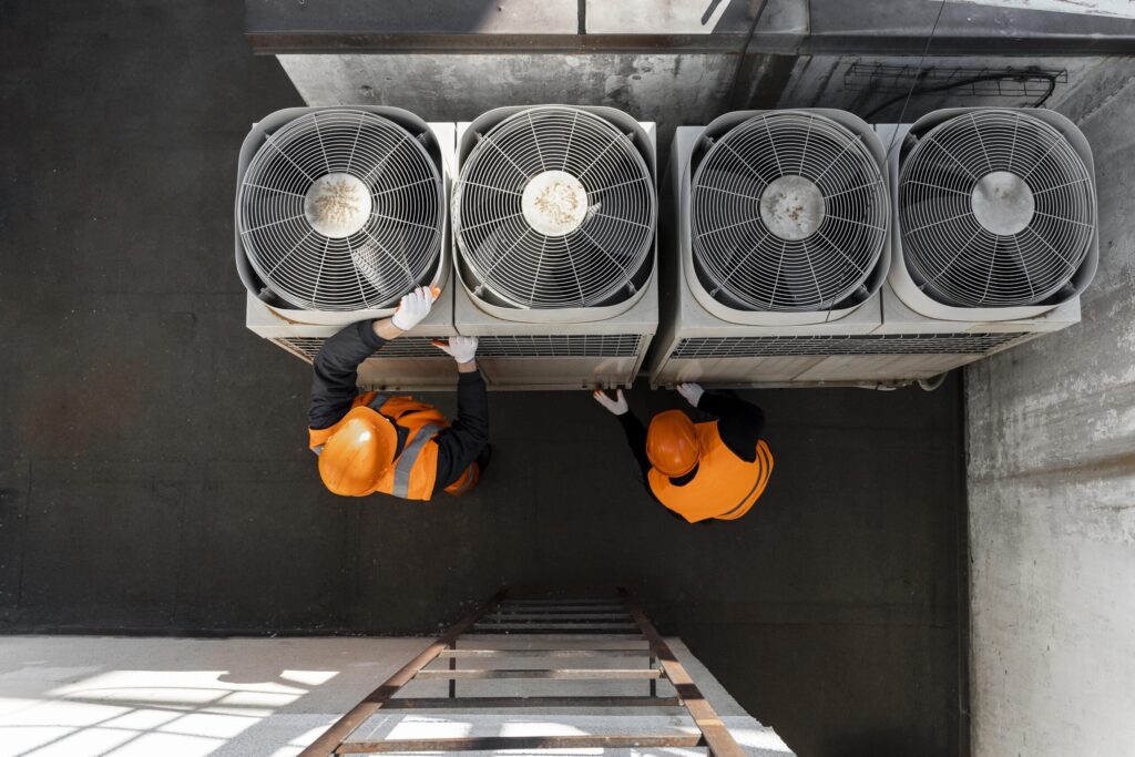 Imagem pessoas operando sistema de refrigeração e climatização